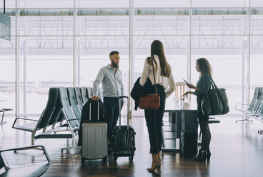 Multiethnische Geschäftskollegen stehen mit Gepäck im Abflugbereich des Flughafens - MASF11640
