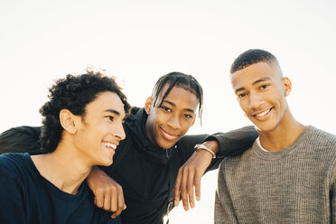 Porträt von lächelnden Teenager-Jungen mit Freund gegen den klaren Himmel - MASF11791