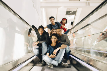 Porträt von selbstbewussten männlichen Freunden auf dem Fahrsteig eines Einkaufszentrums - MASF11818