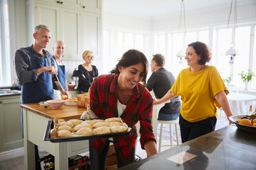 Glückliche Freunde bereiten gemeinsam in der Küche zu Hause Essen zu - MASF11845