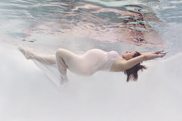 Schwangere Frau im weißen Kleid unter Wasser - STBF00254
