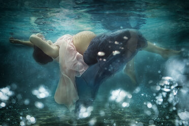 Schwangere Frau im Kleid unter Wasser - STBF00255