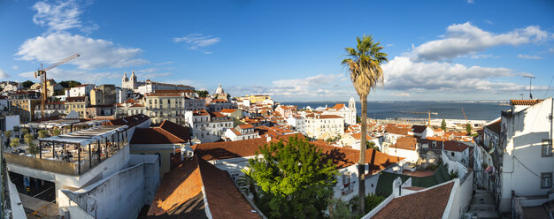 Portugal, Lissabon, Alfama, Blick vom Miradouro de Santa Luzia über den Stadtteil mit dem Kloster Sao Vicente de Fora, Fluss Tejo, Panoramablick - AMF06836