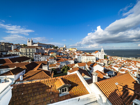 Portugal, Lissabon, Alfama, Blick vom Miradouro de Santa Luzia über das Viertel mit dem Kloster Sao Vicente de Fora, Fluss Tejo, lizenzfreies Stockfoto