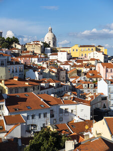 Portugal, Lissabon, Alfama, Blick vom Miradouro de Santa Luzia über das Viertel, im Hintergrund das Nationale Pantheon - AMF06838