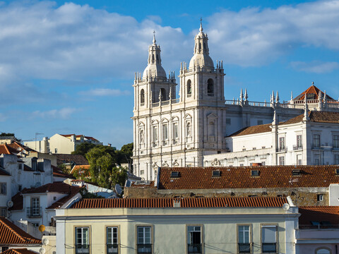 Portugal, Lissabon, Alfama, Blick vom Miradouro de Santa Luzia über das Viertel mit dem Kloster Sao Vicente de Fora, lizenzfreies Stockfoto