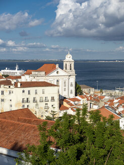 Portugal, Lissabon, Alfama, Blick vom Miradouro de Santa Luzia über das Viertel mit dem Kloster Sao Vicente de Fora, Fluss Tejo - AMF06844