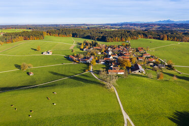 Deutschland, Bayern, Oberbayern, Voralpenland, Tölzer Land, Luftbild von Peretshofen, bei Dietramszell - SIEF08441