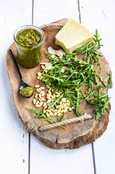 Hausgemachtes Rucola-Pesto, Rucola, Pinienkerne, Parmesan und Rucola auf dem Schneidebrett - SARF04158