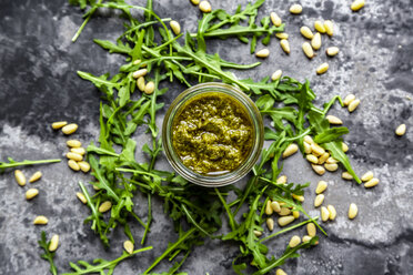 Homemade rocket pesto in a glass, pine nuts and rocket, from above - SARF04161