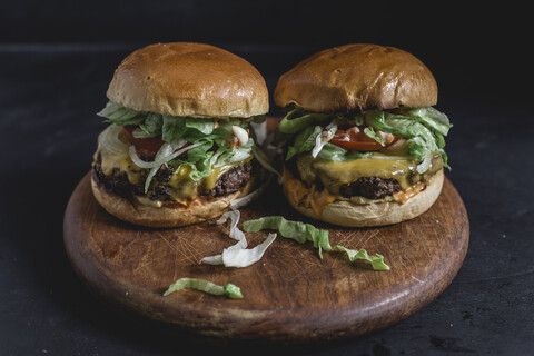 Cheeseburger mit Briochebrötchen, lizenzfreies Stockfoto