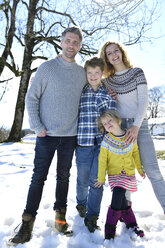 Porträt einer glücklichen Familie auf einem Feld im Winter - ECPF00596