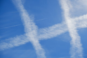 Germany, Bavaria, vapour trails of airplanes in the sky - SIEF08449