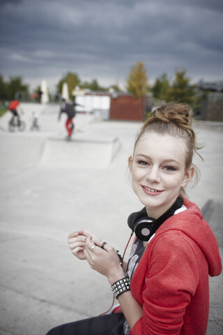 Porträt eines lächelnden Teenagers in einem Skatepark, lizenzfreies Stockfoto