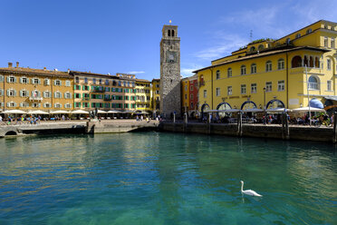 Italien, Trentino, Gardasee, Riva del Garda, Hafen mit Uhrenturm Torre Apponale - LBF02445