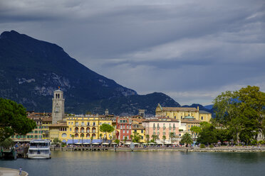 Italien, Trentino, Gardasee, Riva del Garda, Hafen mit Uhrenturm Torre Apponale - LBF02446