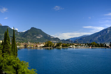 Italien, Trentino, Gardasee, Riva del Garda, Stadtbild - LBF02447