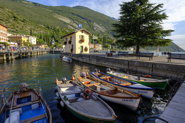 Italien, Trentino, Gardasee, Torbole, alter Hafen, bunte Fischerboote - LBF02453