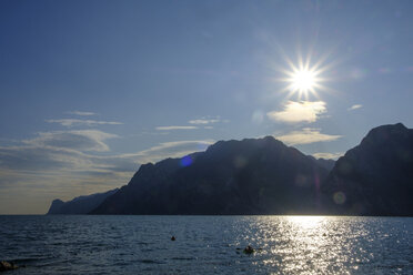 Italien, Trentino, Torbole, Sonnenschein über dem Gardasee - LBF02454