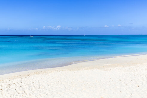 Große Antillen, Grand Turk Island, Cockburn Town, weißer Sandstrand - MABF00529