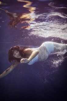 Schwangere Frau im weißen Kleid unter Wasser - STBF00266