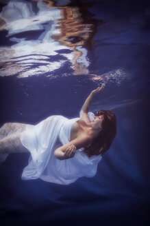 Schwangere Frau im weißen Kleid unter Wasser - STBF00267