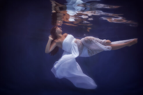 Schwangere Frau im weißen Kleid unter Wasser - STBF00269