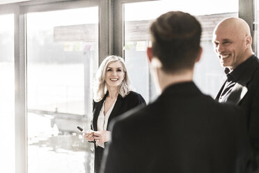 Geschäftsleute bei einer Besprechung in ihrem Büro - MJRF00118