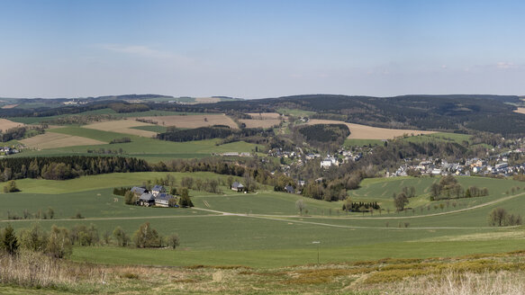 Deutschland, Sachsen, Panoramablick von der Schwartenbergbaude im Erzgebirge - MELF00200