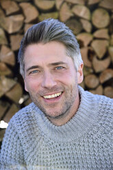 Porträt eines reifen Mannes mit ergrauendem Haar und grauem Pullover - ECPF00614
