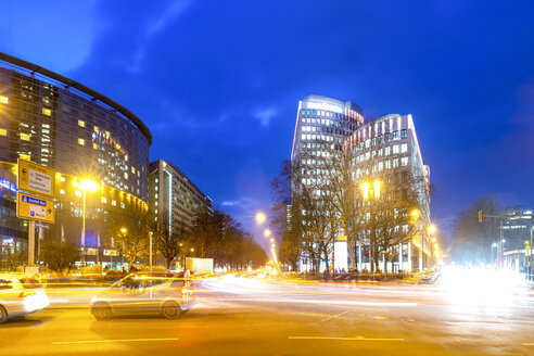 Deutschland, Hessen, Frankfurt, Blick auf den Kreisverkehr am Friedrich-Ebert-Hof zur blauen Stunde - PUF01369