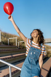 Junge Frau hält roten Ballon - AFVF02618