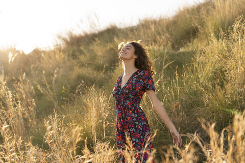 Glückliche junge Frau auf einer Sommerwiese, lizenzfreies Stockfoto
