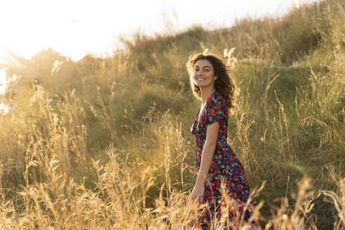 Glückliche junge Frau auf einer Sommerwiese - AFVF02640