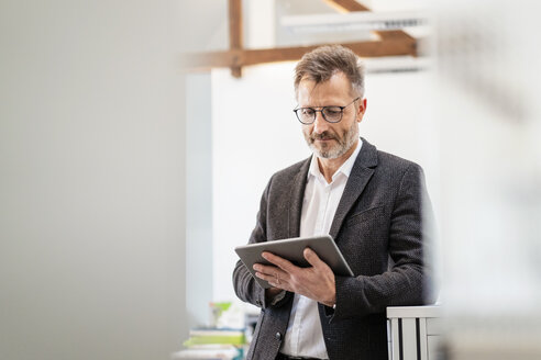 Geschäftsmann benutzt Tablet im Büro - DIGF06393