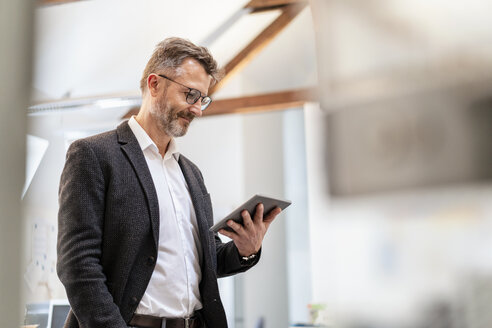 Geschäftsmann benutzt Tablet im Büro - DIGF06396