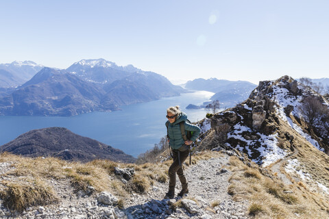 Italien, Como, Lecco, Frau auf Wandertour in den Bergen oberhalb des Comer Sees, lizenzfreies Stockfoto