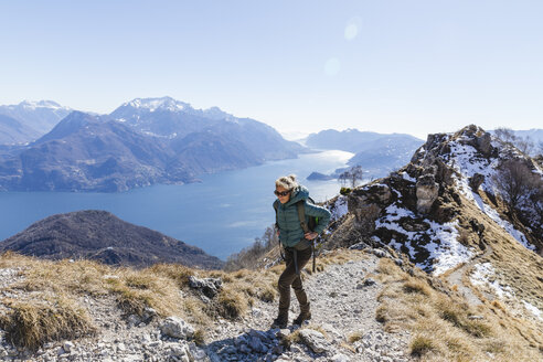 Italien, Como, Lecco, Frau auf Wandertour in den Bergen oberhalb des Comer Sees - MRAF00376