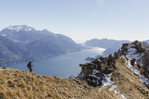 Italien, Como, Lecco, Frau auf Wandertour in den Bergen oberhalb des Comer Sees, lizenzfreies Stockfoto