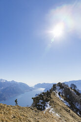 Italien, Como, Lecco, Frau auf Wandertour in den Bergen oberhalb des Comer Sees - MRAF00379