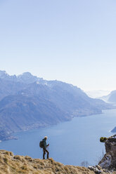 Italien, Como, Lecco, Frau auf Wandertour in den Bergen oberhalb des Comer Sees - MRAF00380