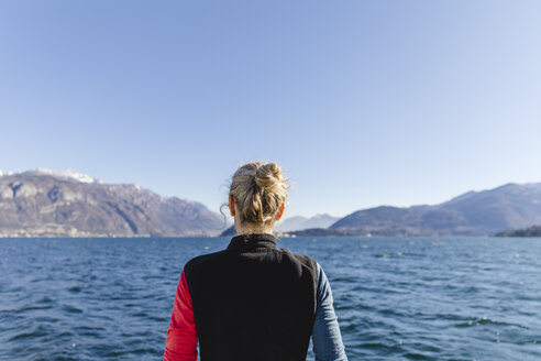 Italien, Como, Rückansicht einer Frau, die den Blick auf den Comer See genießt - MRAF00399