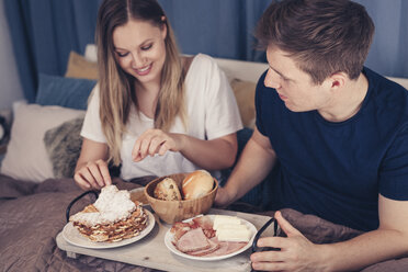 Junges Paar beim Frühstück im Bett - SEBF00076