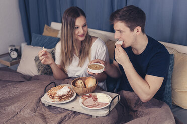 Junges Paar beim Frühstück im Bett - SEBF00077