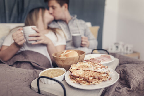 Zärtliches junges Paar beim Frühstück im Bett - SEBF00081