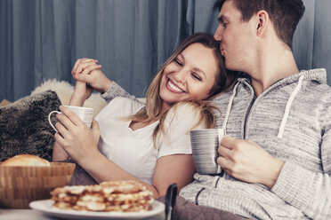 Zärtliches junges Paar beim Frühstück im Bett - SEBF00082