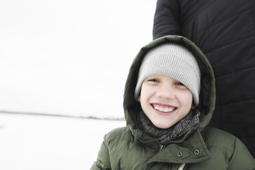 Porträt eines glücklichen Jungen im Winter - EYAF00031