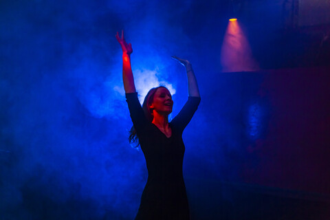 Frau tanzt im Nebel, lizenzfreies Stockfoto