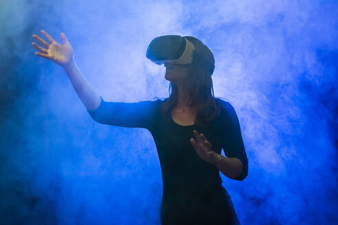 Woman with virtual reality glasses in the fog - SARF04168