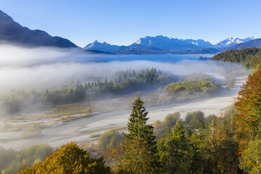 Deutschland, Oberbayern, Luftbild des oberen Isartals mit Nebel, Wettersteingebirge im Hintergrund - SIEF08455